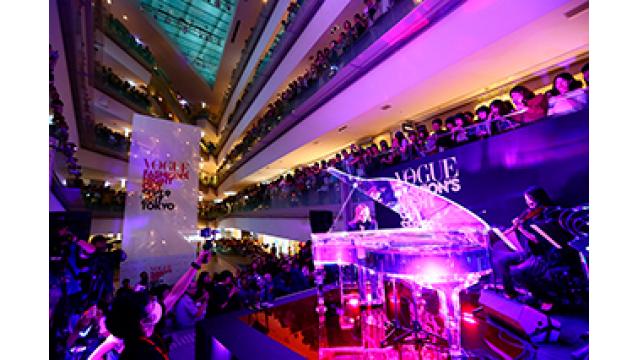 YOSHIKIスペシャルゲスト出演で、表参道ヒルズが一時騒然！ 「VOGUE FASHION’S NIGHT OUT 2017」オープニング・セレモニーでサプライズ演奏！