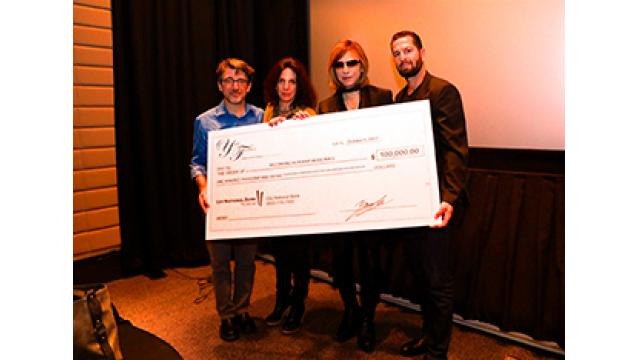 YOSHIKI　 家を失った ハリケーン米国被災者支援のために 11,270,000円(100,000ドル)を寄付