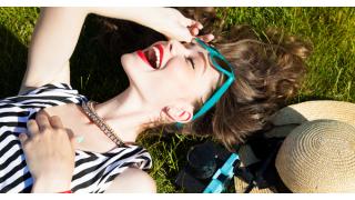 口を開けて笑えるように。費用を抑えて歯並びを矯正する3つの方法