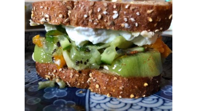 大江屋レシピ(62) 「具沢山のサワーなキウイサンドウィッチ」の巻