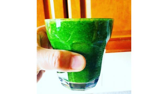 身体がムクムク。Kale, lemon, ginger, soda and hempmilk.