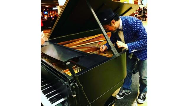 Senri sighed the autograph the Steinway@ St. Paul Airport.