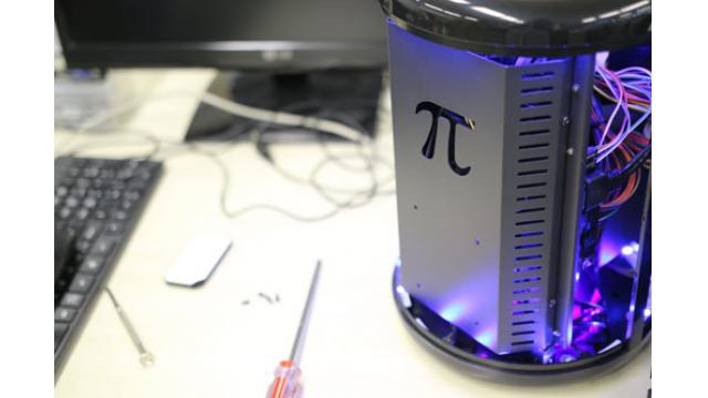 屑籠っぽいPCケースを使って1時間でパソコンを組み立てる男のいる風景