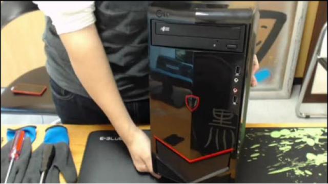 電源スイッチは前面中央に