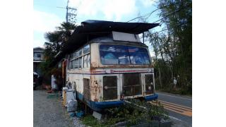 【男の隠れ家】見た目はただの廃棄されたバス！？隠れ家的廃バスラーメン屋「山崎食堂」を紹介！