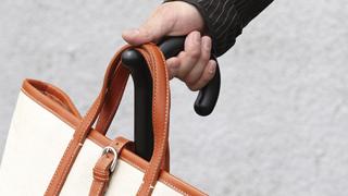 柄部分に荷物をかけられる新発想の傘『rumbrella(ランブレラ)』