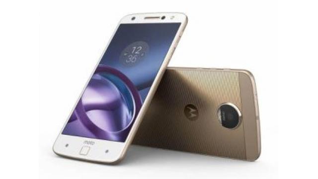 スマホを「合体」させろ！モトローラ新作SIMフリースマホ発売