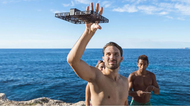 俯瞰も楽々！近未来の自撮り!?ポータブル空中撮影カメラ『ホバーカメラパスポート』