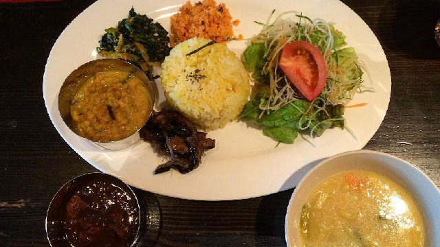 ほぼ毎週金曜のルーティンになっているラッシーズバーでランチ。【念願のスペシャルスリランカプレート】