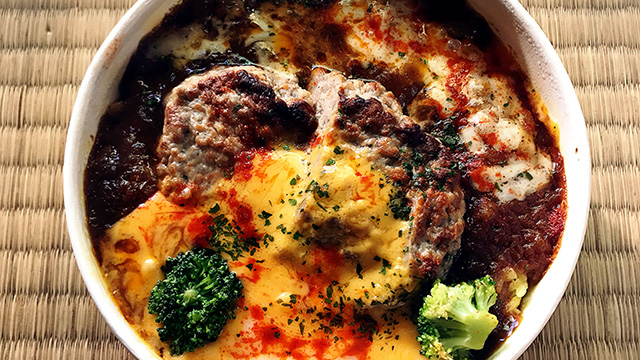 夢の共演。ハンバーグ×チーズ×カレーのコンボ【チーズソースの焼きカレードリア／スリーエフ 450円】