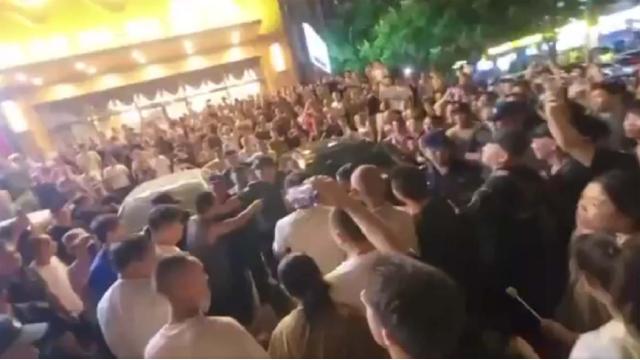 「立ち上がった市民！」　中国・武漢で千人抗議　公安の部隊を包囲【動画あり】