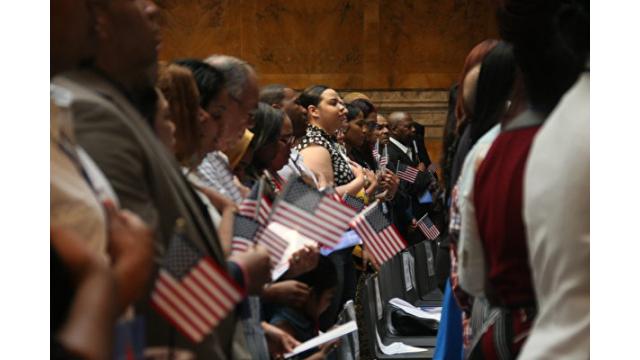 トランプ政権　帰化審査厳格化　近隣調査を復活