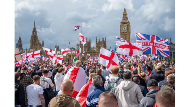 イギリス・ロンドンで大規模反不法移民デモ　移民政策と言論の自由めぐり11万人超が抗議