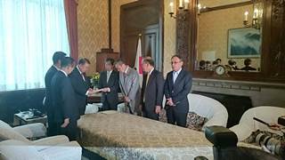 内閣不信任案提出