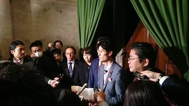 厚生労働大臣不信任決議案・衆院厚生労働委員長解任決議案提出