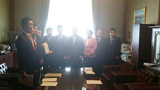 「児童扶養手当法及び国民年金法の一部を改正する法律案」を衆議院に提出、野党5党