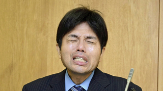 号泣＆逆ギレ フルスロットル謝罪会見　野々村竜太郎兵庫県議のヤバすぎる所業