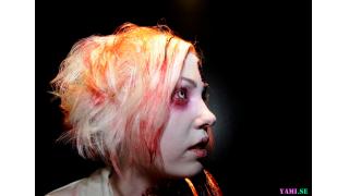 『バイオハザード』から『L4D』まで、お姉さんのゾンビコスプレ