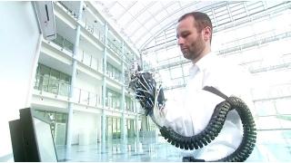 これでFOXHOUND隊員になれる？ ロボットアームと連動する外骨格グローブ