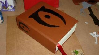 『オブリビオン』に登場する書物を一冊にまとめたブ厚い本