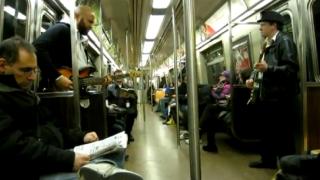 朝の通勤通学が楽しくなる！ ニューヨークの電車の中でマリオのテーマを奏でるコンビ