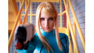メトロイド』サムスのコスプレ：金髪美女がゼロスーツで顔出し