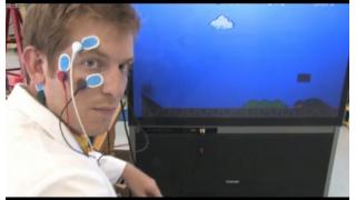 『スーパーマリオ』が眼ヂカラで操作できる研究所