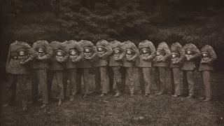 トラウマ級に怖すぎる......ヴィクトリア時代の首なしポートレート写真集