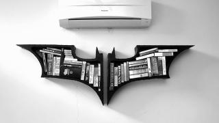 夜も本を守ってくれる『バットマン』本棚
