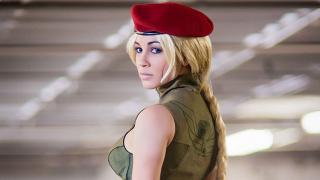 違った味わいのある、あえてキャミケツを出さない『ストリートファイター』キャミィのコスプレ