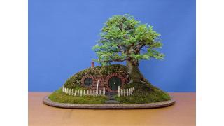 『ロード・オブ・ザ・リング』のホビットの家を再現した「ホビット穴盆栽」