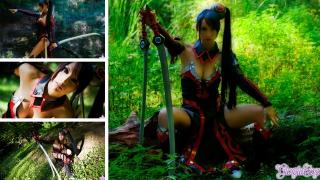 美女いわエロいわ、森にたたずむイタリア人コスプレイヤー