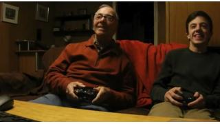 なんて楽しげな笑顔！ 84歳のおじいちゃん、お孫さんとテレビゲームで大興奮（動画あり）